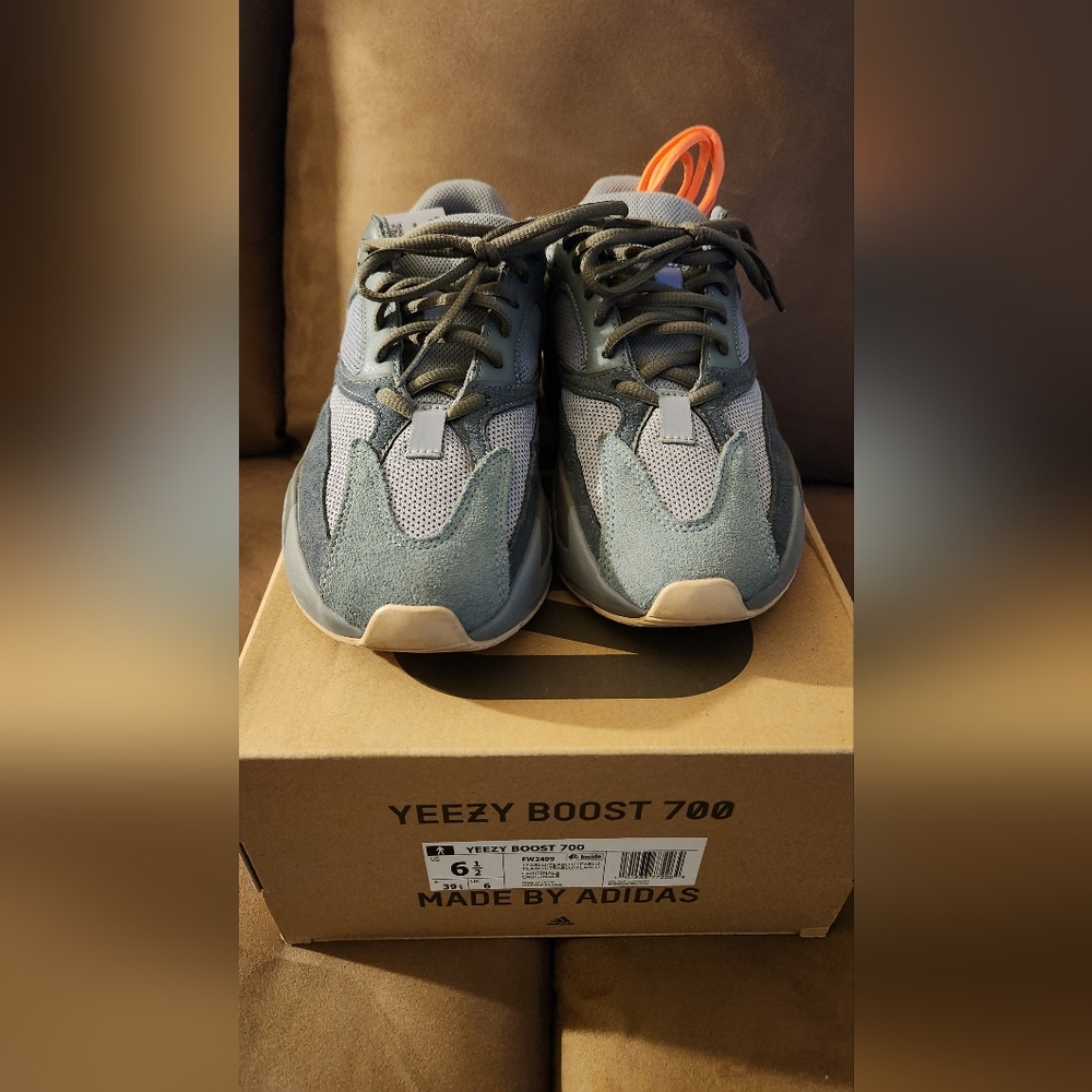 Yeezy Boost 700 Teal Blue sz 6.5 *Orange Laces*